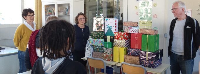 Remise des boites de Noel (2).jpg